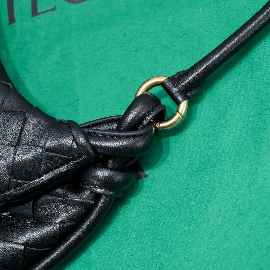 Batch 1460 Bv Shu Qi's same "Gemelli" twin bag, locked in advance, 24 years of hot style💕 Gemelli, which is paired with two half-moon-shaped bags, matched with the brand's iconic intrecciato woven sheepskin, equipped with a detachable tubular handle, which can be used as a clutch bag, on the shoulder or by flipping the small crescent moon as a handle, or as a long shoulder strap🉑️crossbody The dual design has a personalized yet charming attitude, and the eye-catching visual impact brings an elegant and fashionable feeling. It is a bag worth buying💥There are 3 sizes to choose from.  Size: 24.5x19x7, plus long shoulder strap ➕80 Model: 6764